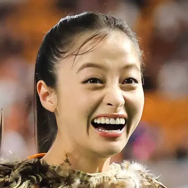 橋本環奈が始球式！全身姿に「二度見した」ネット騒然「あまりにも…」「興奮しますね」「やばい」「びっくり」