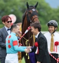 【ＪＲＡ賞】得票率９９％！２冠牝馬エンブロイダリーが最優秀３歳牝馬　森一調教師「この賞にふさわしい走りを」