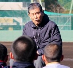 昨春センバツ王者・横浜高が始動　元監督・渡辺元智氏の激励に村田監督「すごく良い時間を過ごせた」