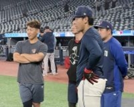 岡本和真と吉田正尚の侍コンビが試合前に笑顔で談笑…守備コーチは岡本の三塁守備に「向上している。まだ課題あるが、これまでの成果に満足」