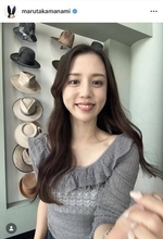 丸高愛実、グレーのニットブラウスがお似合い！「美人すぎて」「後ろの帽子気になる」「永遠に綺麗」