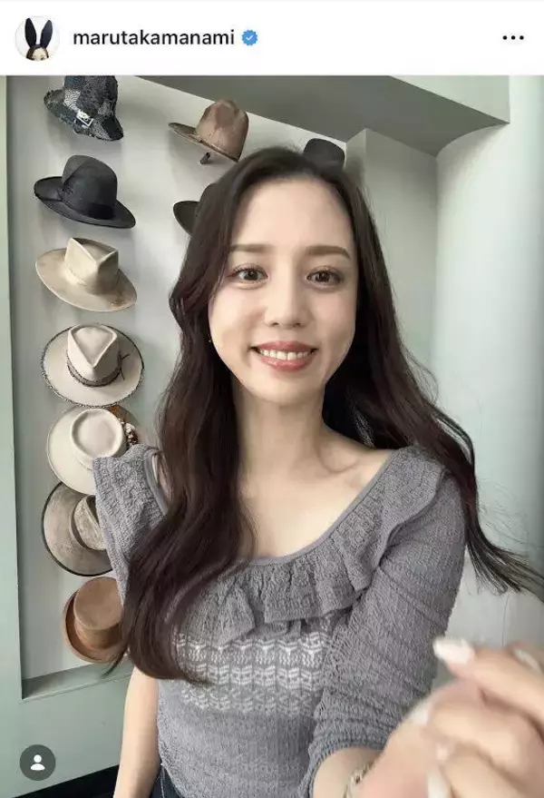 丸高愛実、グレーのニットブラウスがお似合い！「美人すぎて」「後ろの帽子気になる」「永遠に綺麗」
