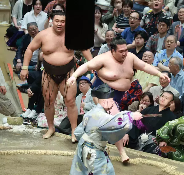 豪ノ山が霧島を撃破　先場所の雪辱果たし、２敗で優勝争いに踏みとどまる