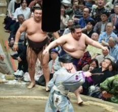 豪ノ山が霧島を撃破　先場所の雪辱果たし、２敗で優勝争いに踏みとどまる