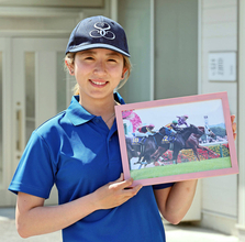 「最高の結果」オークスで快挙達成の今村聖奈騎手が栗東トレセンでピエちゃんと歓喜の時間　新卒の同級生にも「励みになったみたい」　