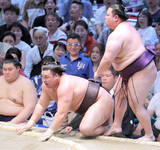 「綱取りの霧島が手痛い２敗目　物言いも軍配変わらず伏兵・美ノ海に苦杯　昇進にはハイレベルな成績での優勝が必要」の画像1