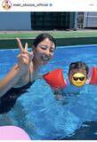 「ぱっくり背中にドキッ！岡副麻希アナ「娘の願いを叶えるべく」親子プールショット「一緒に入りたい」「気持ち良さそう」」の画像1