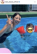 ぱっくり背中にドキッ！岡副麻希アナ「娘の願いを叶えるべく」親子プールショット「一緒に入りたい」「気持ち良さそう」