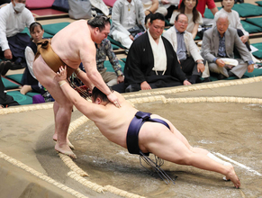 友風　黒星にも「（内容は）良かったです。何も悪い所はなかった。こういう相撲を続けたい」と前向き