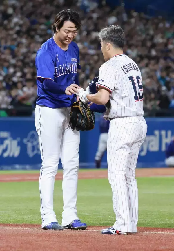 【中日】高橋宏斗が引退試合のヤクルト・石川雅規を三飛に打ち取る　ボールを手渡してがっちり握手