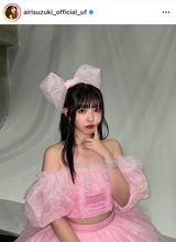 「天性のアイドル」鈴木愛理、ミニスカ姿の美脚ショットを披露！「ずっと１番のアイドル」とファン歓喜