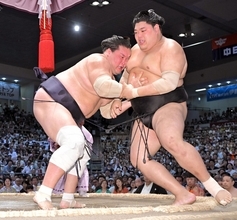 照ノ富士、連敗せず　阿炎を問題にせず１１勝目　１３日目にも優勝の可能性「まだ早い。３日もある」