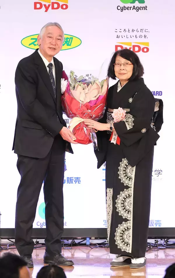 全５０回選考委員の映画評論家・渡辺祥子氏にサプライズ表彰「恥ずかしい気持ちも」…報知映画賞表彰式