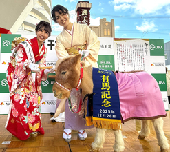 阪神競馬場とコラボ「今年もいろいろなことがありま（有馬）したが…」「商売もウマく...」通天閣で干支の引き継ぎ式