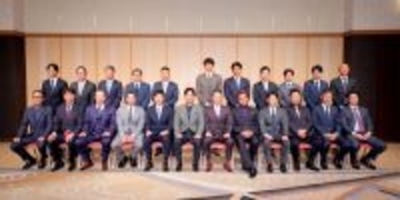 【巨人】阿部監督、石井２軍監督らが監督会議に出席　１２球団で集合写真撮影