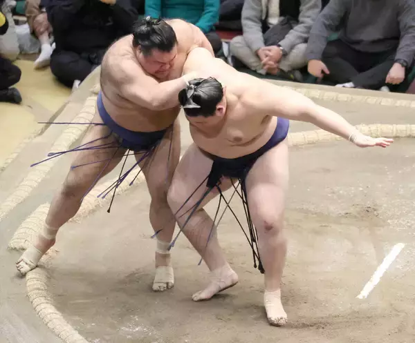 横綱・大の里が１２日目での勝ち越し…元大関・高安に苦戦も寄り切り