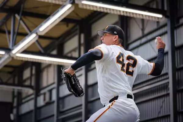 【巨人】超真面目！？　新外国人マタが初ブルペン後に直立不動　見つめた先には…