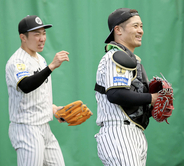 【阪神】石井大智がピッチコム使いブルペン入り「キャッチャーがちょっと難しそう」坂本誠志郎とＷＢＣ組バッテリー