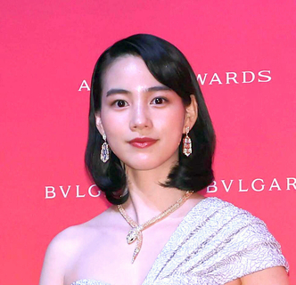 のん、チェックシャツ姿でほっこりティータイム「とても魅力的」「ふわっと笑うの素敵」「存在しているだけで息を飲む」