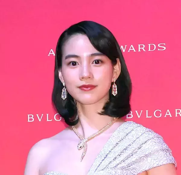 のん、チェックシャツ姿でほっこりティータイム「とても魅力的」「ふわっと笑うの素敵」「存在しているだけで息を飲む」