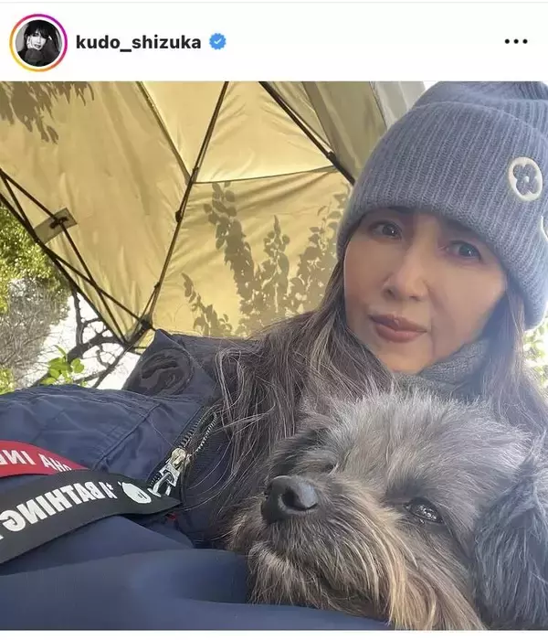 工藤静香、キュートなニット帽姿で愛犬と散歩に出かける様子を公開！花粉症に悩む姿にファンからエール