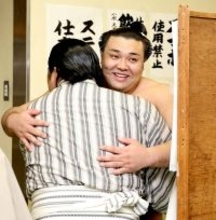 大相撲・荒れる春場所史上初決着　優勝対象力士３人全員が１４日目にそろって敗れての優勝決定は年６場所制となった１９５８年以降で初の珍事　霧島は１４場所ぶり３度目Ｖ