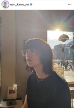 朝ドラヒロイン女優、激変の近影「だれ」「雰囲気がガラリ」「渋い」本名から改名したのん、フワフワ無造作ヘア×メガネ