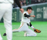 「【巨人】スーパープレーの坂本勇人、振り向きざまの送球は「（一塁ベースは）見てます」「少しでも貢献できたのでよかった」」の画像1