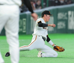 【巨人】スーパープレーの坂本勇人、振り向きざまの送球は「（一塁ベースは）見てます」「少しでも貢献できたのでよかった」