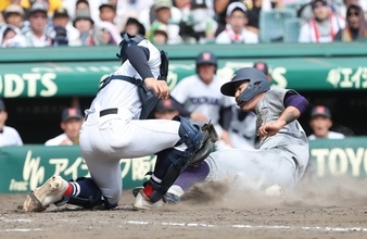 【甲子園】横浜の衝撃バックホームに球場騒然　左翼からノーバウンドでレーザー送球→ドンピシャのストライクでアウト　打った古城は頭抱える　