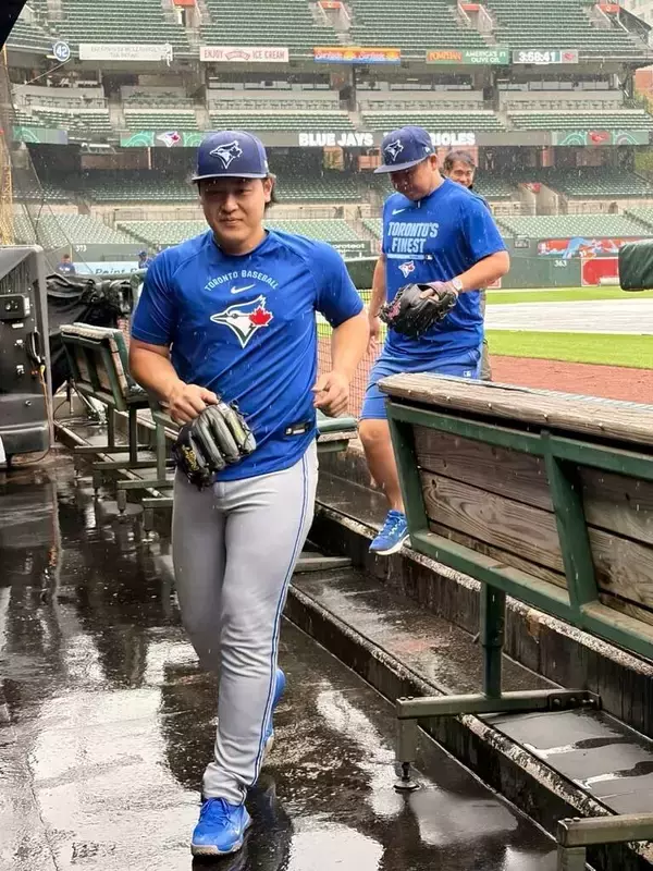 ブルージェイズ岡本和真、小雨の中キャッチボール…「６番・三塁」スタメンの敵地オリオールズ戦開始は天候不良で遅延、エース右腕シースの今後登板はＰＳ争い次第