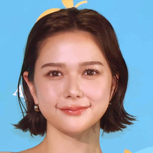 村重杏奈が衣装ショットを大放出！もこもこアウターから美デコルテまで変幻自在なコーデに「村重になりたい」の声