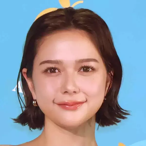 村重杏奈が衣装ショットを大放出！もこもこアウターから美デコルテまで変幻自在なコーデに「村重になりたい」の声