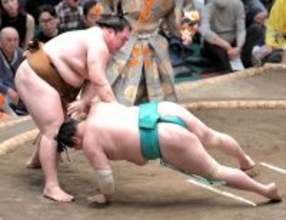 王鵬が祖父の大横綱・大鵬さんの命日を勝利で飾る　一山本に勝ち、４勝目