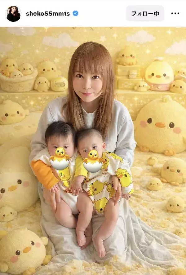 中川翔子　双子ちゃんのひよこロンパース姿にネット胸キュン　「赤子お二人ともハンサムすぎる」お散歩姿も公開