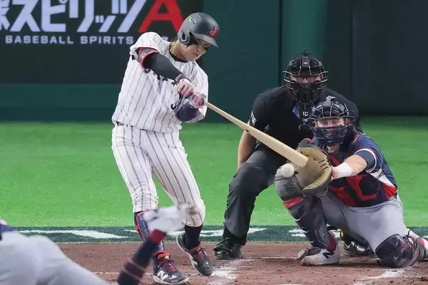 ＷＢＣ初出場の小園海斗が初打席で快音　野手最後の出番「ラストサムライ」待望のスタメン起用に応えて中前安打