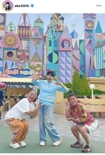 和田アキ子、出川哲朗とシンデレラ城の前で…！？ディズニーを満喫する様子が話題「お似合い」「笑顔が本当良くてほっこり」