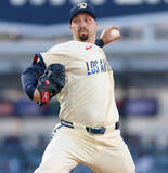 「大谷翔平とグータッチ　ドジャース・スネルが左肘手術からキャッチボール再開　ロバーツ監督「復帰時期はまだ分からない」」の画像1