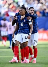 【Ｗ杯】フランス快勝発進　エムバペ２発でメッシ超え現役最多　鮮やか抜けだし＆強烈２５メートル弾