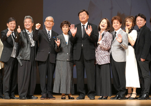 橋幸夫さん妻・真由美さんが初の顔出し！一周忌特別公演で夫のジャケット着用「力をもらいながらこの舞台に」