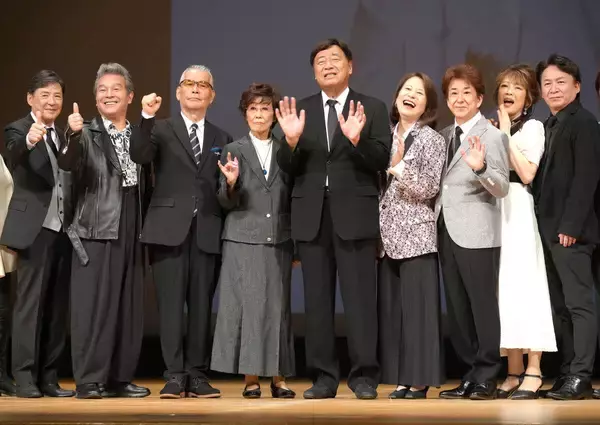 橋幸夫さん妻・真由美さんが初の顔出し！一周忌特別公演で夫のジャケット着用「力をもらいながらこの舞台に」