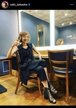 高岡早紀、黒のドレス姿でワイングラス手に「カンパイ」…サマーライブ終え「いい笑顔」とねぎらいの声