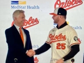 オリオールズのアロンソ内野手が入団会見　１９６６年の３冠王フランク・ロビンソンの再来なるか