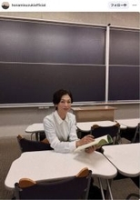 ５９歳・鈴木保奈美「１０代が甦ってくる」オフショットの撮影場所　「あの空気感は特別」「美しすぎます」の声