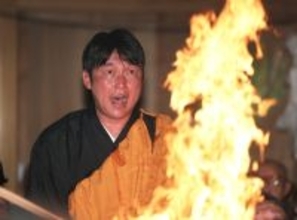 【広島】新井貴浩監督「クッソー、見とけよ」５位からの巻き返しへ絶叫…高野山別格本山「清浄心院」で護摩行