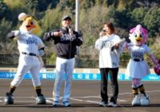 【ソフトバンク】日本一のチャンピオンフラッグひるがえるキャンプスタート　ＷＢＣ代表に最大１０人選出も