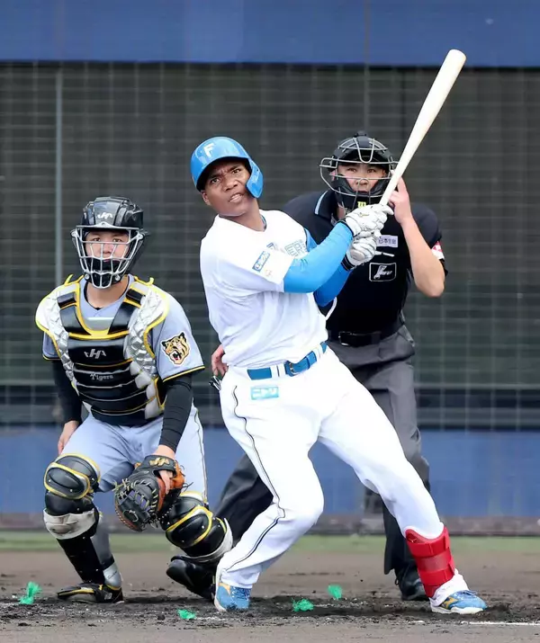 【日本ハム】新庄監督「完璧」エドポロケインが４番抜てきで長打力発揮　衝撃俊足に「どういうこと？（笑）」