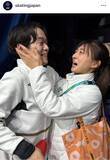 「坂本花織　メダリスト２人を祝う姿が「お母さんに見えてきた」鍵山優真とハグ、佐藤駿とハイタッチ「次はかおちゃんの番」」の画像1