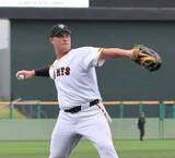 「【巨人】リチャードが逆方向への３連発でキャンプ締め　三塁守備も軽快」の画像1