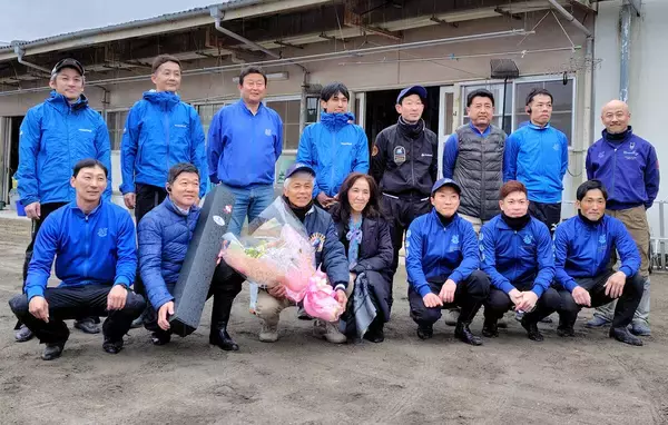 定年引退の国枝調教師はラストデーにディープインパクト産駒に騎乗　ミーティングでは厩舎スタッフを優しくねぎらう